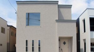 玄関とサンルームがつながる家