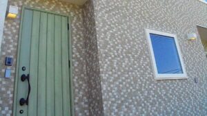 大きな窓と吹き抜けのある家