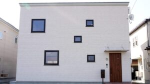 キッチンからの眺めが良い家