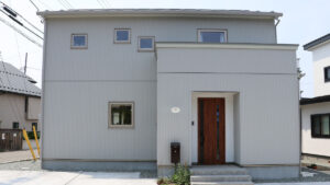 インテリアが映える格子窓の家