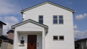 上品な白壁の家