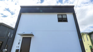 クロスで遊べる規格住宅『ハコトラ』