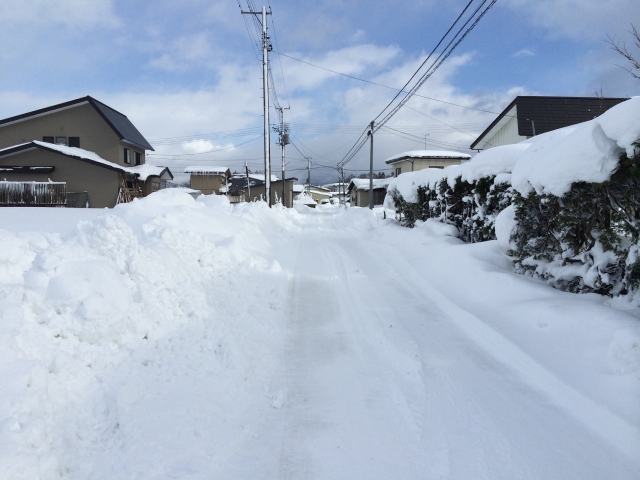 片流れ屋根の多い雪国の住宅街