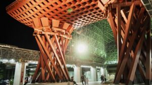 金沢駅の柱と、ねじれの不思議