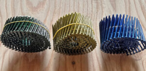 建築現場のカラフルな釘の正体