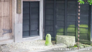 玄関先の石に空いた小さな穴の正体